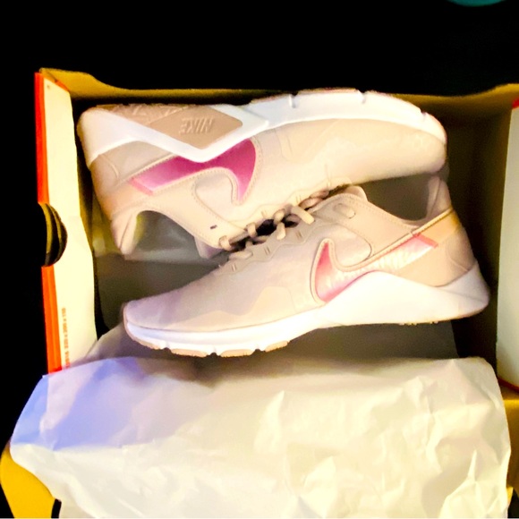 Women’s Nike Athletic running shoes - Picture 6 of 7